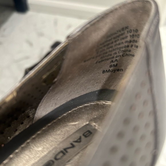 Peak toe silver leather upper Bandolino heels with bow, size 8 - Picture 6 of 8